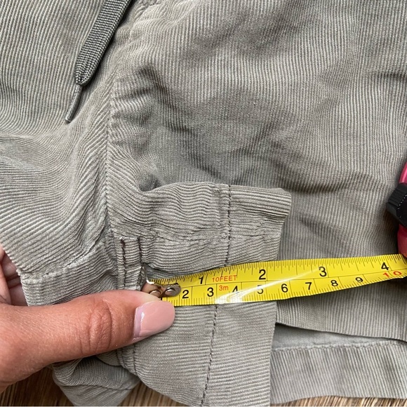 American Eagle Outfitters Faded Green Women's Cargo Shorts - Picture 11 of 13